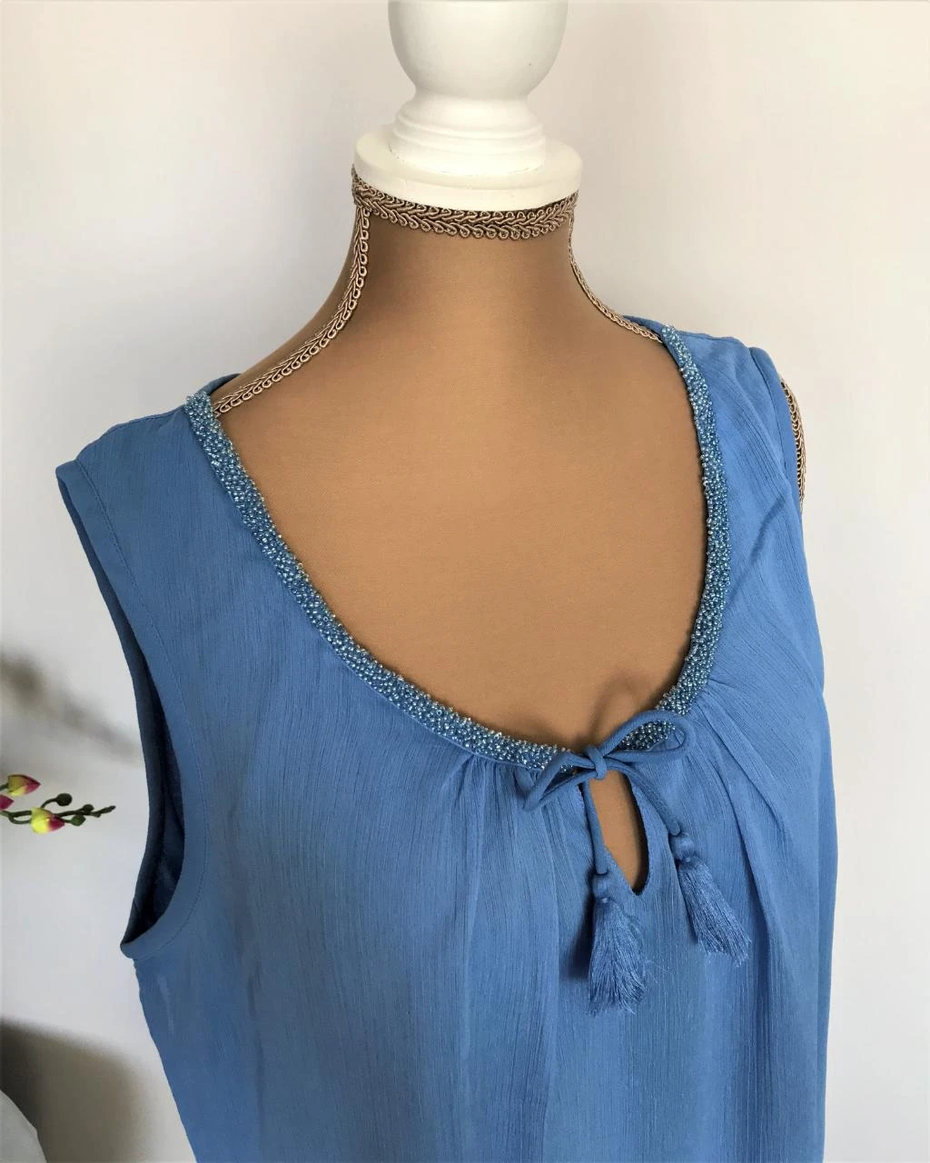 Terre Bleue M44 super mooi bloesje zonder mouwen met glitter rond de hals . – photo 2